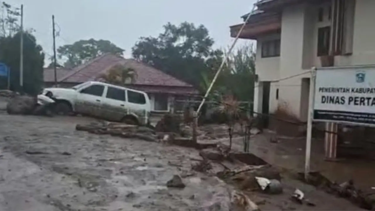 Banjir Bandang Hantam Kompleks Kantor Bupati Solok, Peralatan hingga Material Terbawa Arus